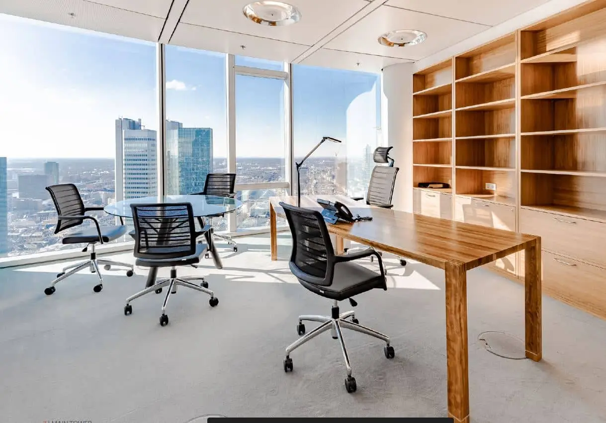 Büro im Main Tower mit Blick auf die Frankfurter Skyline