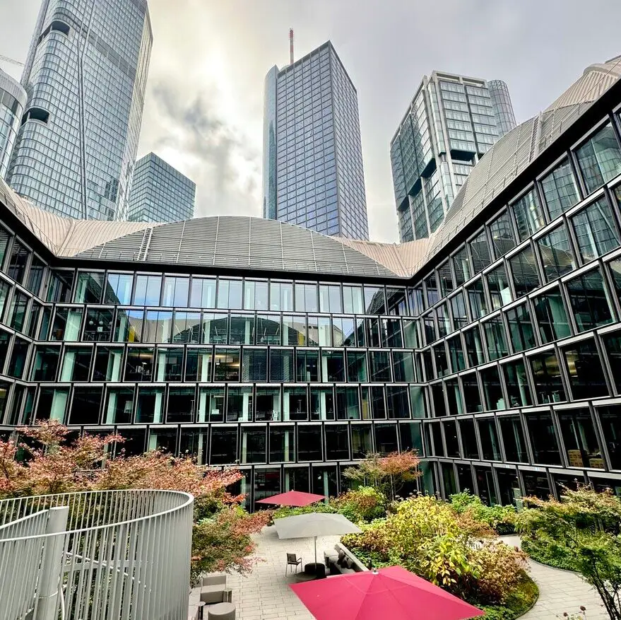 Innenhof des Junghof mit Blick auf die Frankfurter Skyline