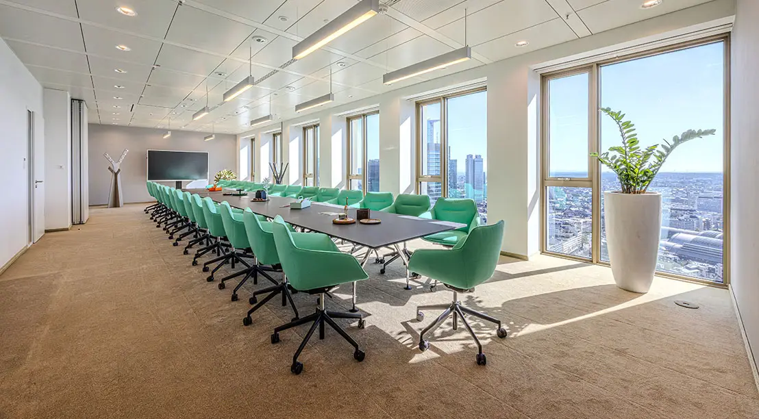 Konferenzraum „Europaviertel“ im Tower 185 mit langer Tafel und Blick über Frankfurt