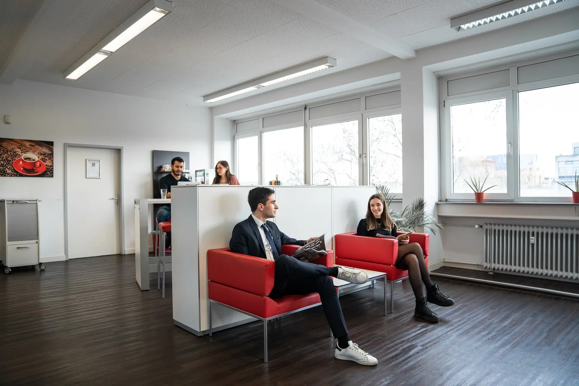 Lounge mit roten Sesseln am Standort Ostend